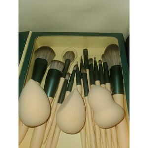 DUcare Christmas 18Pcs Makeup Gift Set With 14pcs Brush 3 Sponges 1 Cosmetic Bag
